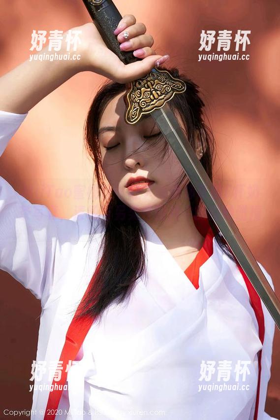 MiiTao蜜桃社 - 让人啧啧称奇的E杯奶茶写真，清纯与另类在图片中的微妙碰撞。