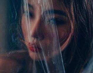 潘多拉精选：看花的间隙，冷眼里的幽怨