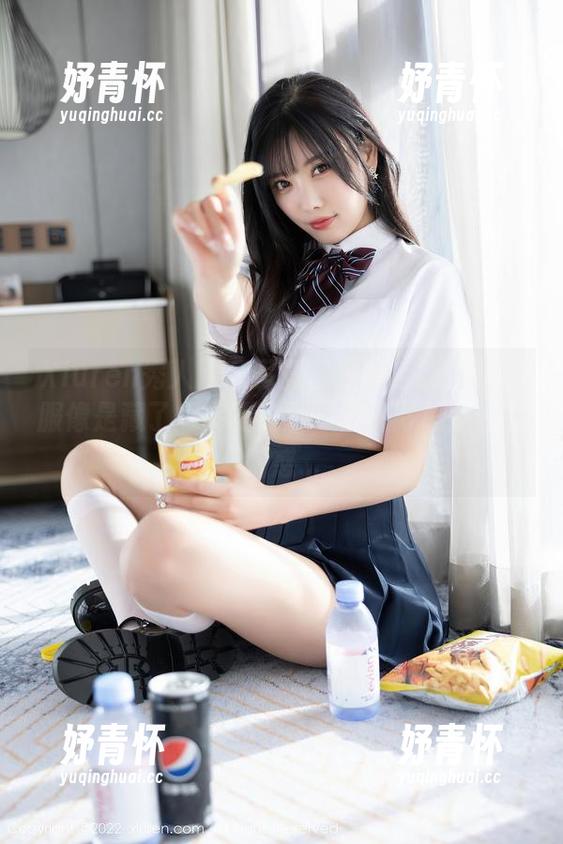 Xiuren秀人网 - 写真呈现月音瞳：这礼服像是藏了月亮的光辉，但光影总是让我困惑...