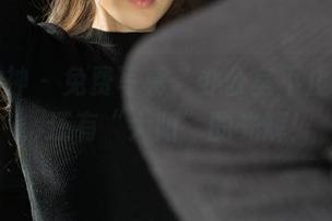 克拉女神 – 免费写真，办公室不止有文件，还有“大阳”的光辉！