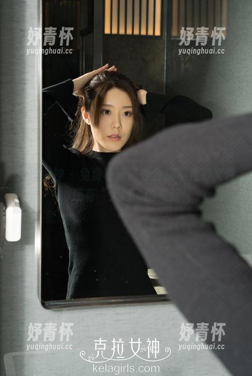 克拉女神 - 免费写真，办公室不止有文件，还有“大阳”的光辉！