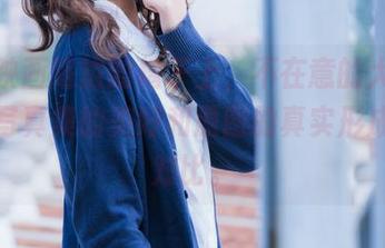 兔玩映画路边的椅子上，不在意的大街小巷，写真集的美好和原图的真实形成鲜明对比。