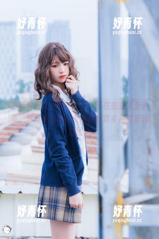 兔玩映画路边的椅子上，不在意的大街小巷，写真集的美好和原图的真实形成鲜明对比。