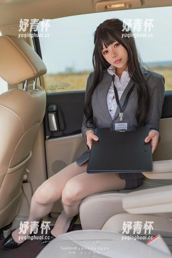 咬一口兔娘 咬一口兔娘不只是一只萌兔子,私拍图包里展现的宅家BunnyStyle让人意外!
