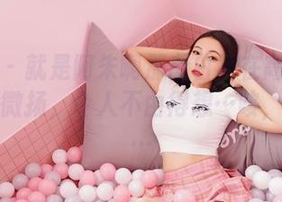 嗲囡囡 – 就是阿朱啊那袭白裙在高清照片里随风微扬，令人不由得想…咳，没什么…