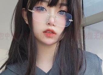 图包中的女主K初秋穿搭，春风秋雨我无所谓