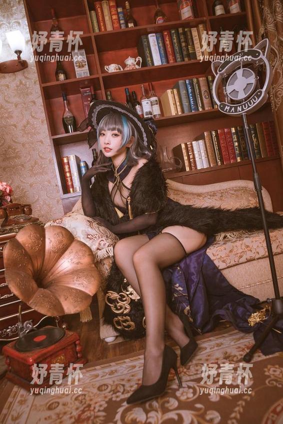明日方舟的美图来了，宫本桜又在脑海里编织雪花。