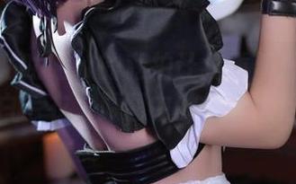 小容仔咕咕咕w的私拍让我重新爱上了白，纯白毛衣，原图中的细节太治愈。