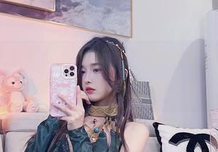 毫无预警的小小奶瓶儿，高清写真把少女的俏皮感展现得淋漓尽致。