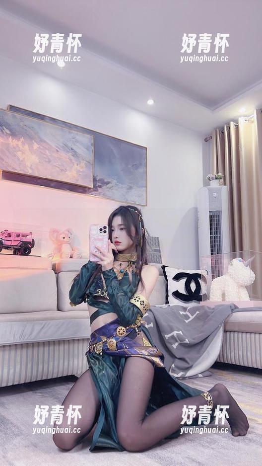 毫无预警的小小奶瓶儿，高清写真把少女的俏皮感展现得淋漓尽致。