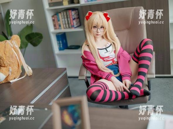 幼水铃衣 传统JK加上小蛋糕的点缀,幼水铃衣的cos让人忍不住想再多看一眼,高清版太真实。