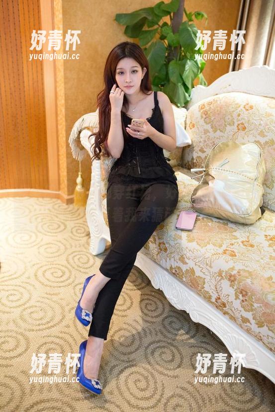 推女郎 - 田芯娜穿红裙，好像在低声私语，等着我来猜谜？