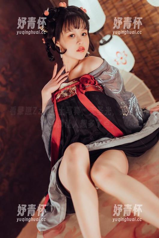 晕崽Zz 看晕崽Zz的护士写真,无圣光,完全没掩饰,却让人想多了点。