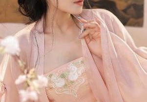 安静的桃暖酱，婚纱与私房图包，一场模糊的浪漫，小心心事在发芽。