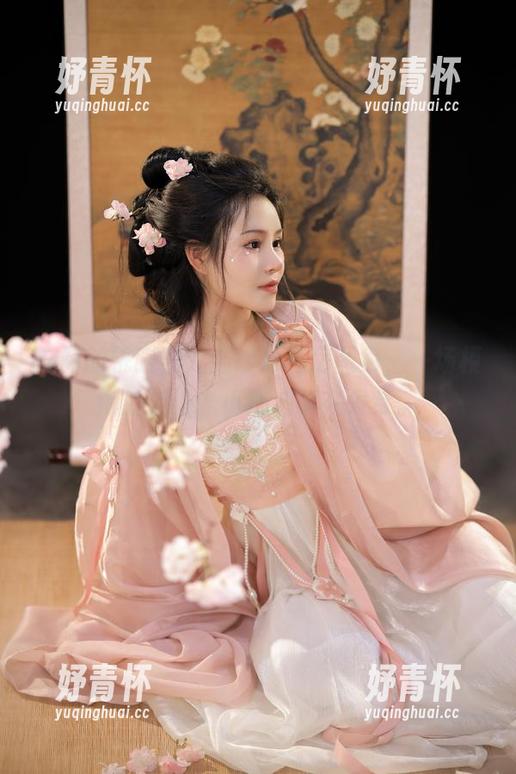 安静的桃暖酱，婚纱与私房图包，一场模糊的浪漫，小心心事在发芽。