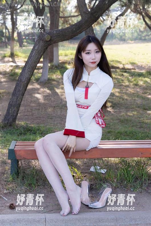 物恋传媒-小晴 物恋传媒 - 小晴的礼服套图来啦!这回她的裙摆可比你旁边那位大妈要优雅多了,别犹豫,下载吧。