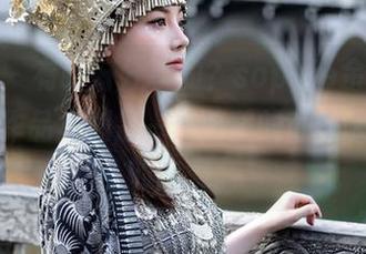 秀人网 – 有啥好分享的？sophie余冰的“秘密”作品集倒是一片薄薄的可以随意翻动的诗意。
