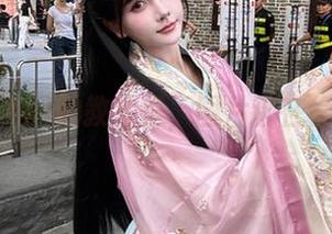 在秋山AkI的教室里，图片都在偷偷发光