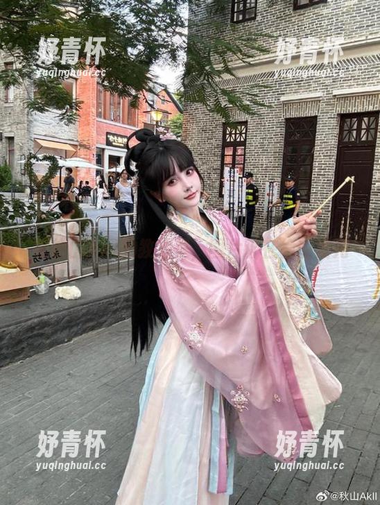 秋山AkI 在秋山AkI的教室里,图片都在偷偷发光