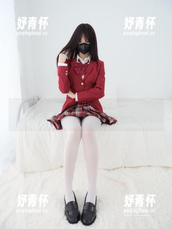 紧急企划 - 小恩红裙乱入——私拍图集，每一张都是一段搞怪的日常。