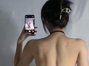 微密圈 – 纪念小小v的新作，全套红色衣，果然是个神奇的组合。