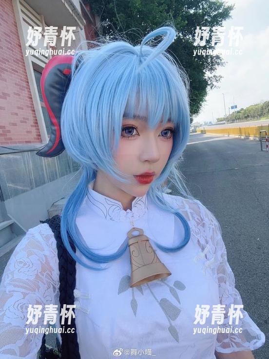 舞小喵 瑜伽新高度?最新照片中舞小喵似乎在用身体争夺第一块披萨!