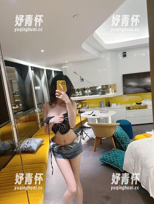 葛征 微密圈 - 来看看葛征更新的丝袜制服套图,话说这身穿上去会不会变得更有魅力呀?