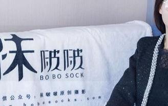 袜啵啵 – 我触摸到了稚予的世界！高清图册让你一次搞懂脚对脚比大小的谐趣！