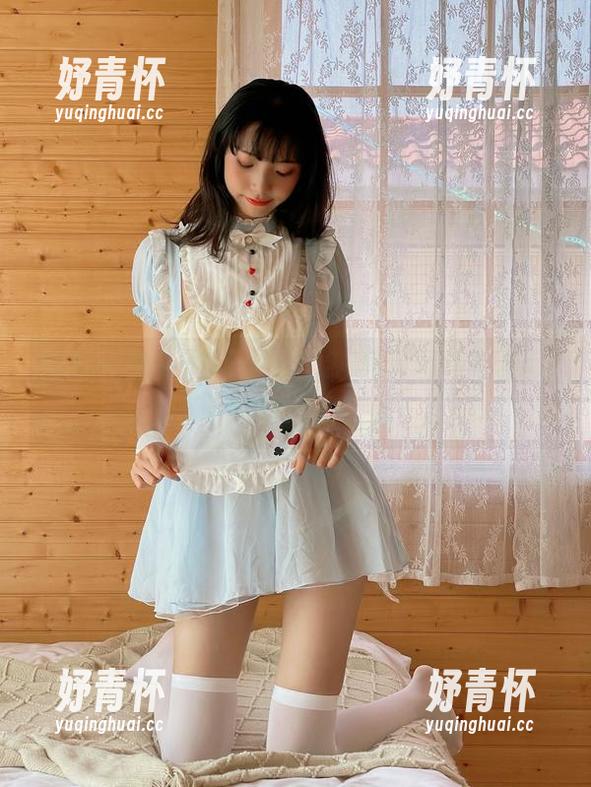 轻松一刻：西瓜少女的制服写真集手机屏幕上那种清新荣光！