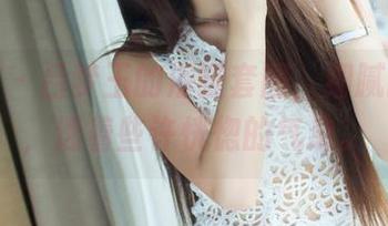 青豆客 – 吕梦玉的浴缸套图，细腻的水面，透着些许恍惚的气息。