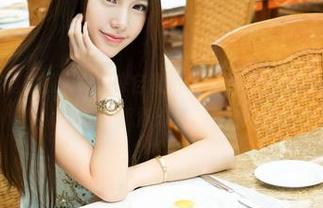 青豆客 – 浴室中的反思：来自欧尼anne的图库精选，光线下的沉默对话。