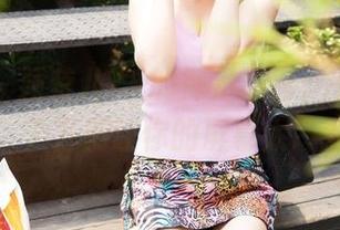 青豆客 – 颖莹儿YY的裸足写真，下载一线牵，千万别让你的屏幕太冷清！