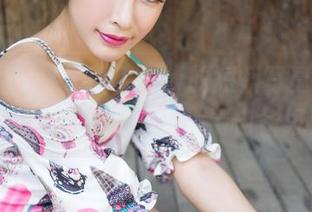 魅妍社 – 一组小乔Joyi的短裙写真，可能会让你重拾少女心，但请自备纸巾～
