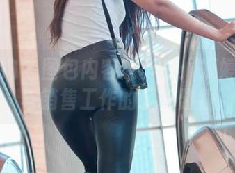 魔镜街拍 – 图包内容超丰富：婷婷的粉裙与销售工作的轻松碰撞