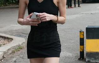 魔镜街拍 – 被寒风吹起的肉丝，婷婷的圣诞写真，真是个绝妙的主意吧？