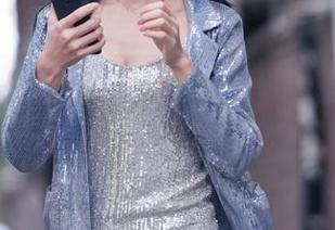 魔镜街拍 – 黑丝美腿搭配白色吊带，婷婷的集合，总有一种想下载的冲动！