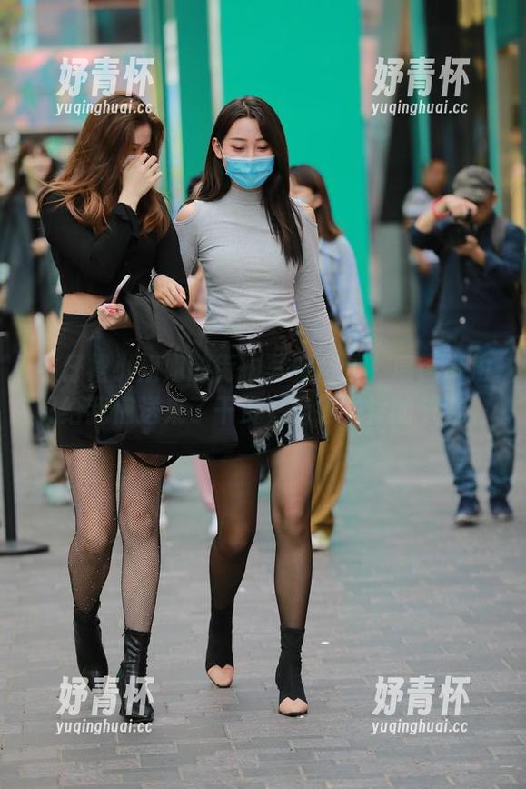 牛仔裙小姐姐的街拍写真套图，魔镜街拍又给我们送来了干货，值得关注的节奏。