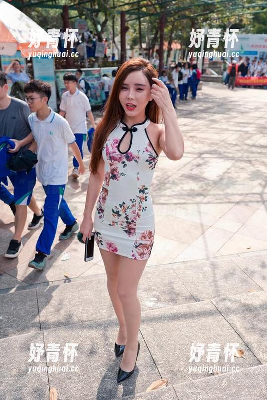 “魔镜街拍”的连衣裙OL美女，原图和套图透着一丝调皮和青涩的气息。